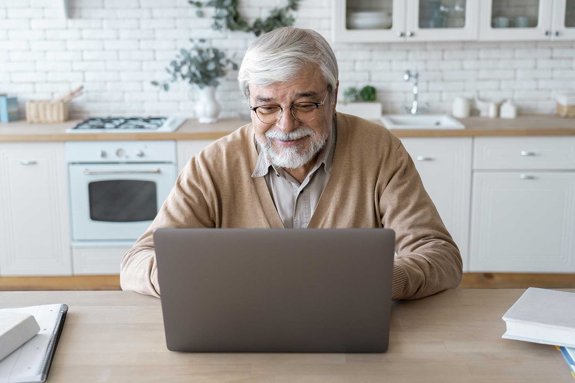 persona con disabilità che naviga su internet